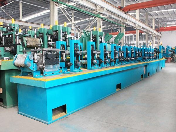 Línea de producción de tubería y molino de acero dentro de una fábrica