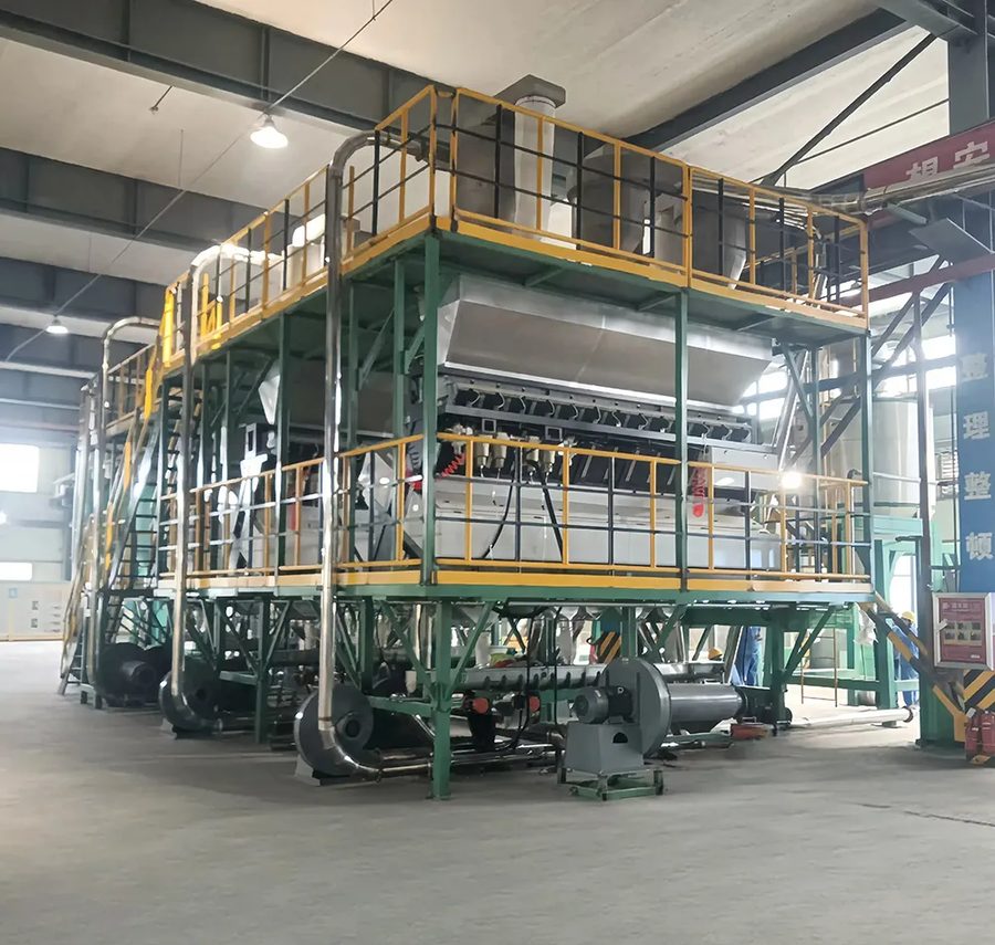 Gran nave de producción en Asia con equipo de procesamiento