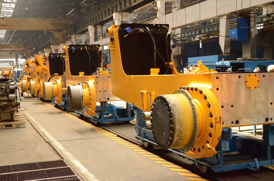 Fila de estructuras de maquinaria pesada en una línea de producción industrial