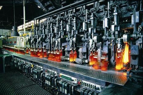 Línea de producción de vidrio con envases de vidrio fundido brillando