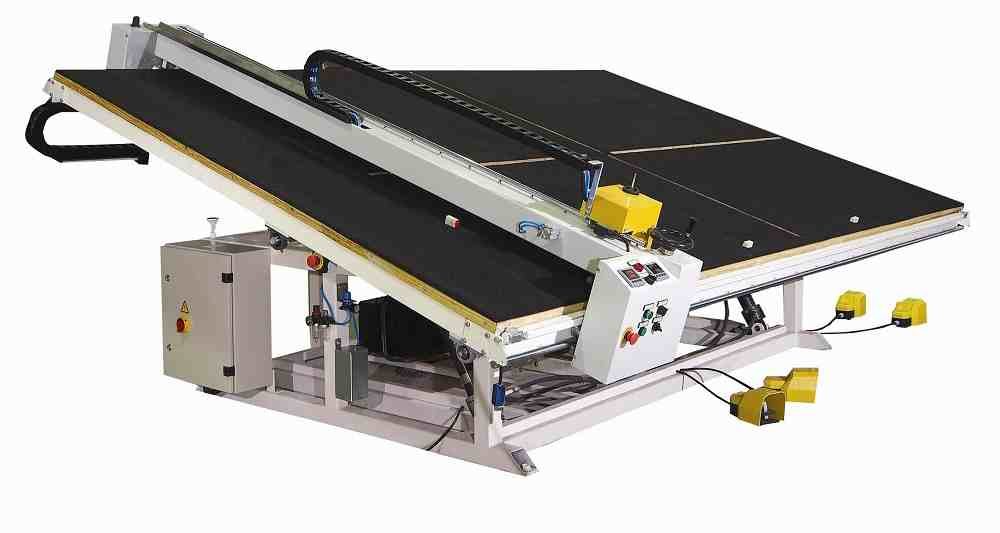 Mesa manual de corte de vidrio en un taller