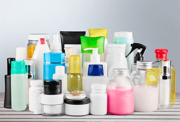 Surtido de envases y botellas de empaque plástico