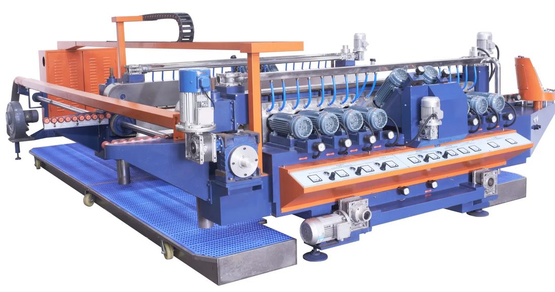 Máquina biseladora de vidrio de línea recta en un taller